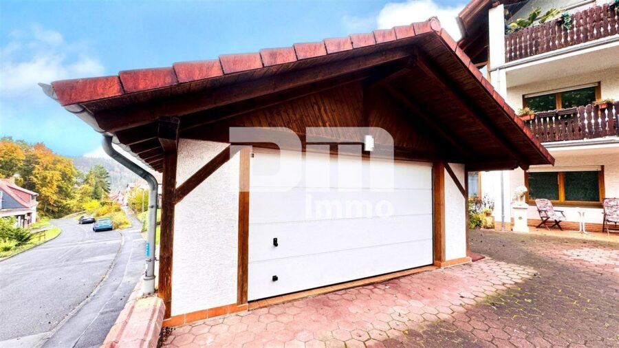 Einfamilienhaus mit Einliegerwohnung in Traumlage mit Terrasse, Naturgarten und Garage - Garage